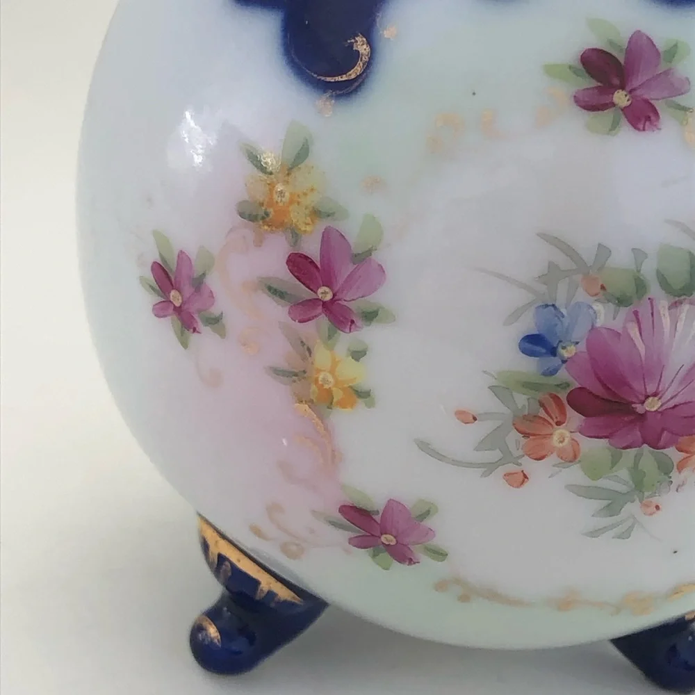 Vintage Round Bud Vase Pot 4" Porcelain Unmarked 3 legs Blue White Floral - Picture 10 of 16